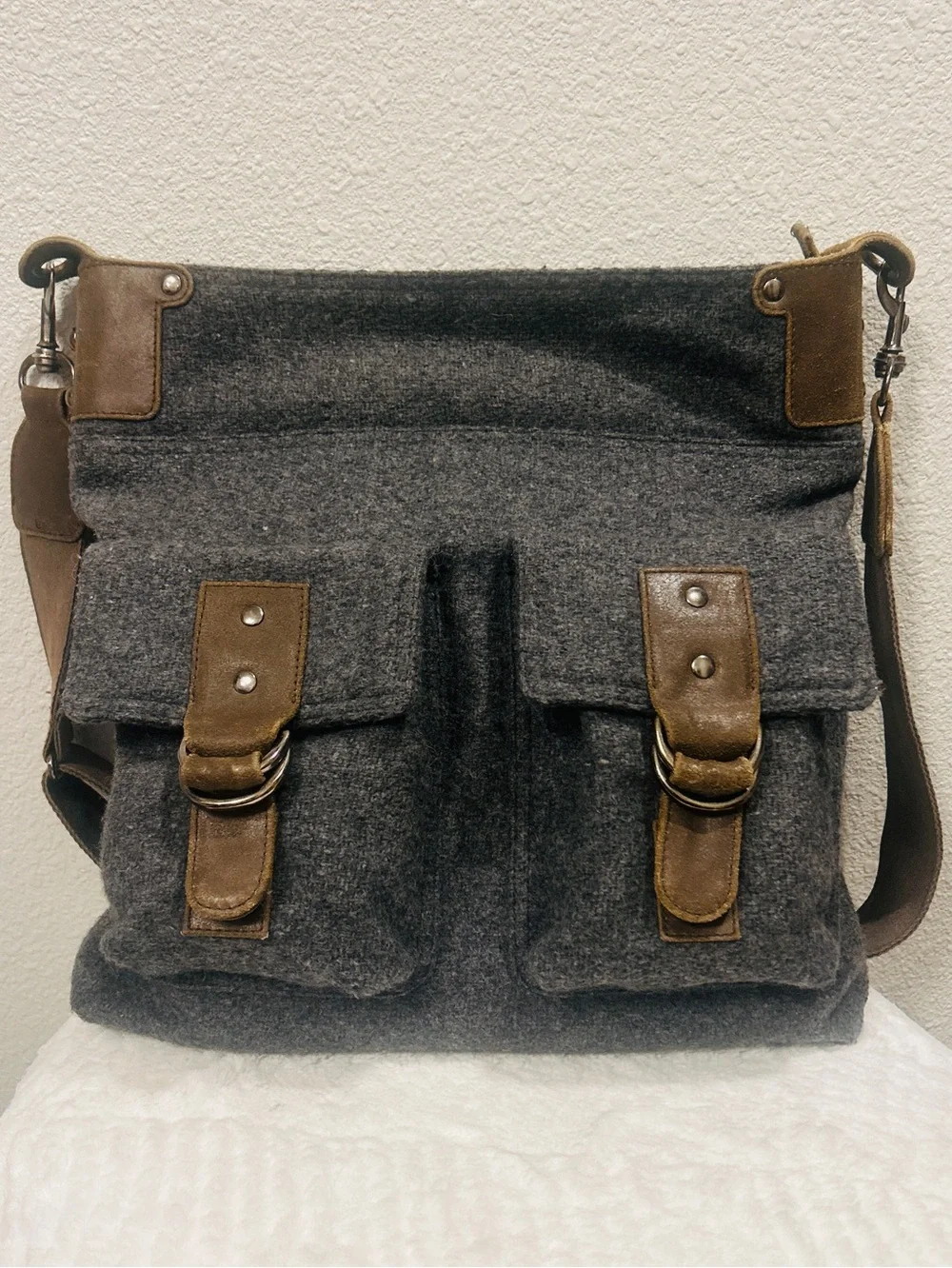 Mo and Co Gray & Brown Leather Crossbody Shoulder Messager Bag Top Zip